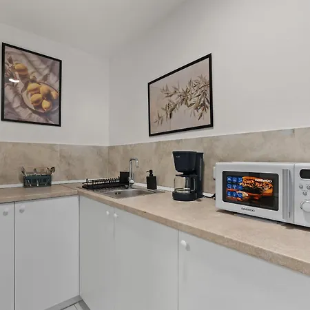 Continetal With Two Bed Lägenhet Bukarest